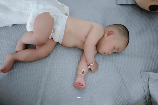 百色宝宝胳膊上起红疙瘩